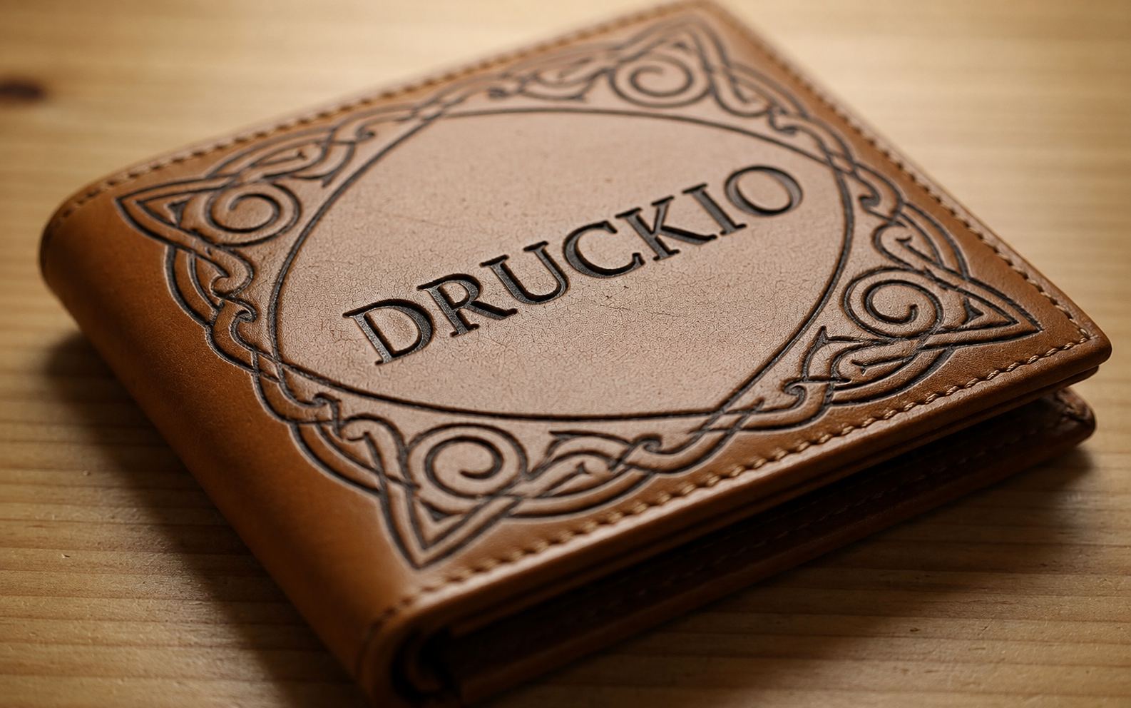 Braune Lederbörse mit eingraviertem Druckio-Schriftzug und keltischem Ornament